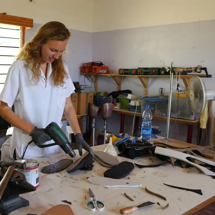 Werkbank met gereedschap en materialen voor orthesen in Mombasa